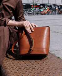 DECADENT COPENHAGEN EDITH small bucket bag Crossbody Bags Vegetal Cognac
